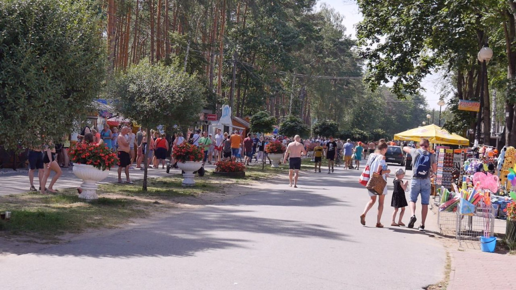 Zapełnione plaże i ścisk na alejkach. Tak wyglądał weekend w Sielpi [wideo, zdjęcia]