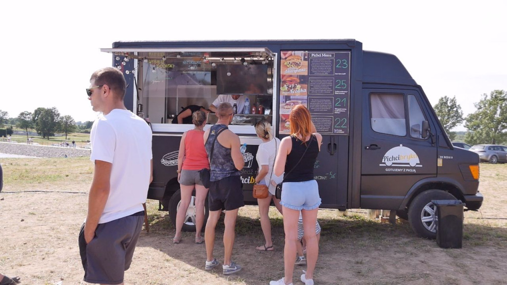Foodtrucki nad zalewem Antoniów świetną atrakcją kulinarną! [wideo, zdjęcia]