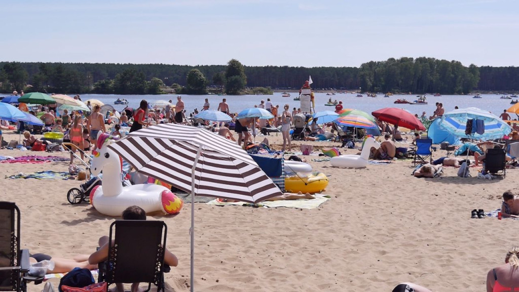 Zapełnione plaże i ścisk na alejkach. Tak wyglądał weekend w Sielpi [wideo, zdjęcia]