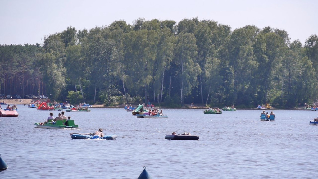 Zapełnione plaże i ścisk na alejkach. Tak wyglądał weekend w Sielpi [wideo, zdjęcia]