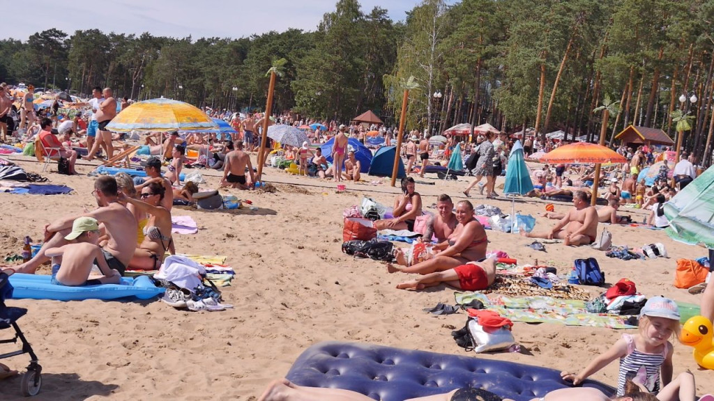 Zapełnione plaże i ścisk na alejkach. Tak wyglądał weekend w Sielpi [wideo, zdjęcia]
