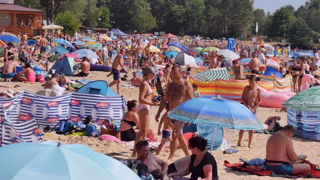Zapełnione plaże i ścisk na alejkach. Tak wyglądał weekend w Sielpi [wideo, zdjęcia]