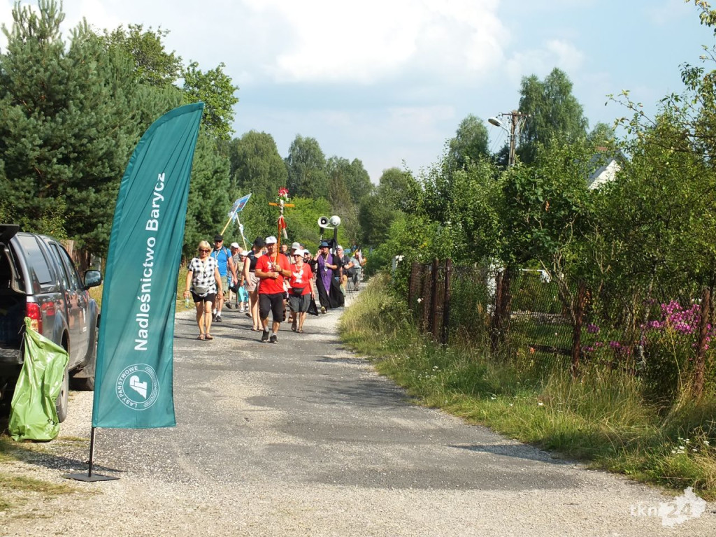 Leśnicy przeprowadzili pielgrzymów przez koneckie lasy [zdjęcia]