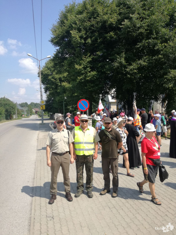 Leśnicy przeprowadzili pielgrzymów przez koneckie lasy [zdjęcia]
