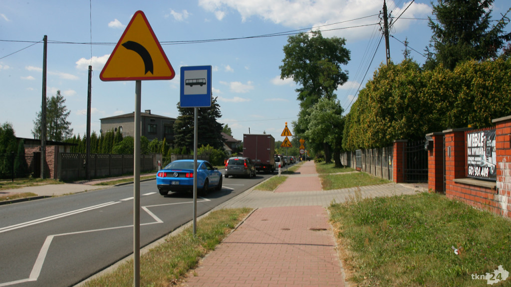 Duże utrudnienia przy wyjeździe z Końskich w kierunku Kazanowa [zdjęcia]