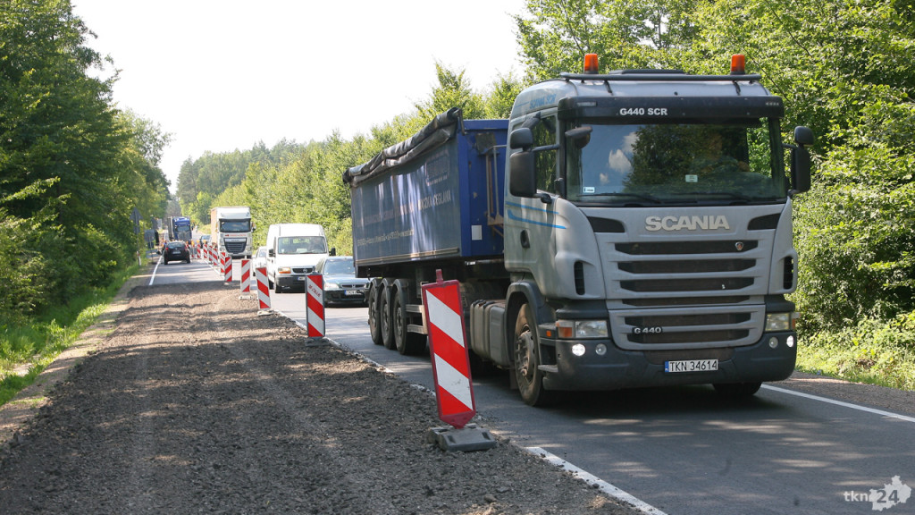 Duże utrudnienia przy wyjeździe z Końskich w kierunku Kazanowa [zdjęcia]