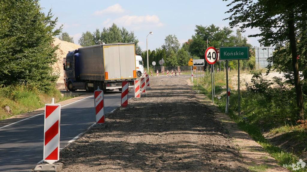 Duże utrudnienia przy wyjeździe z Końskich w kierunku Kazanowa [zdjęcia]
