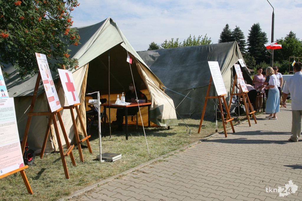 Świętowali setną rocznicę `Cudu nad Wisłą` w scenerii rodem z XX wieku [wideo, fotorelacja]