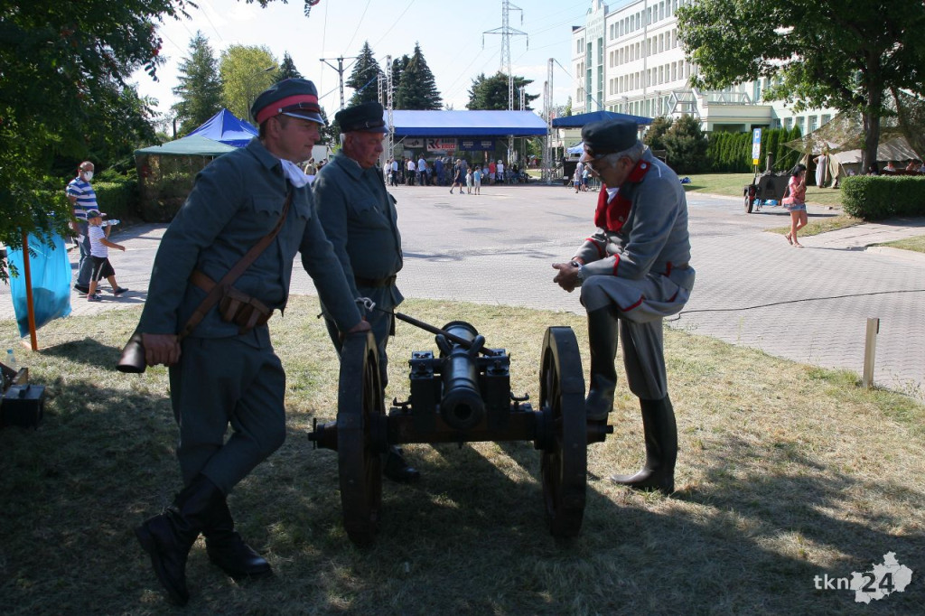 Świętowali setną rocznicę `Cudu nad Wisłą` w scenerii rodem z XX wieku [wideo, fotorelacja]