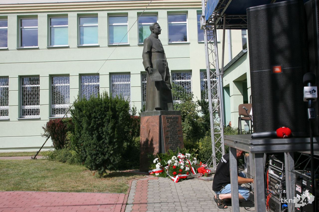 Świętowali setną rocznicę `Cudu nad Wisłą` w scenerii rodem z XX wieku [wideo, fotorelacja]