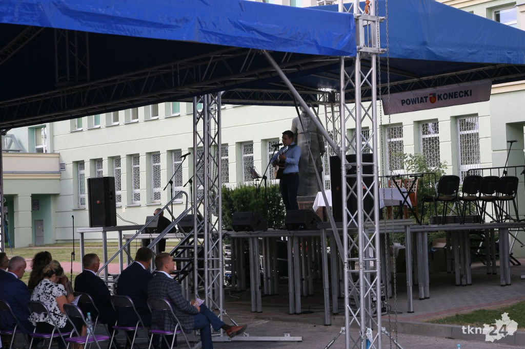 Świętowali setną rocznicę `Cudu nad Wisłą` w scenerii rodem z XX wieku [wideo, fotorelacja]