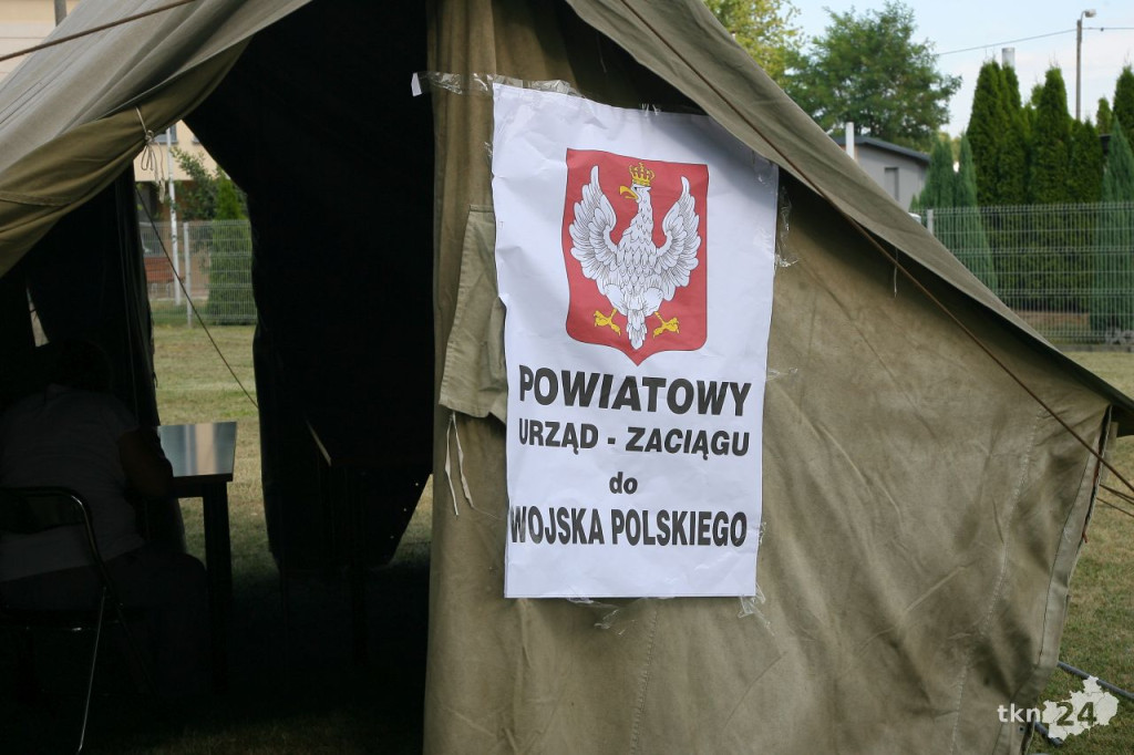 Świętowali setną rocznicę `Cudu nad Wisłą` w scenerii rodem z XX wieku [wideo, fotorelacja]