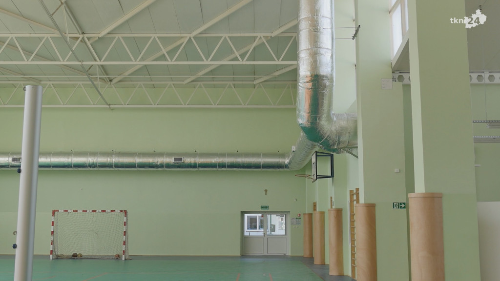 Trybuny, wentylacja i nowa wykładzina w hali sportowej w Rudzie Malenieckiej [wideo, zdjęcia]