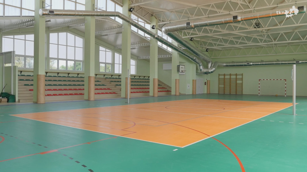 Trybuny, wentylacja i nowa wykładzina w hali sportowej w Rudzie Malenieckiej [wideo, zdjęcia]