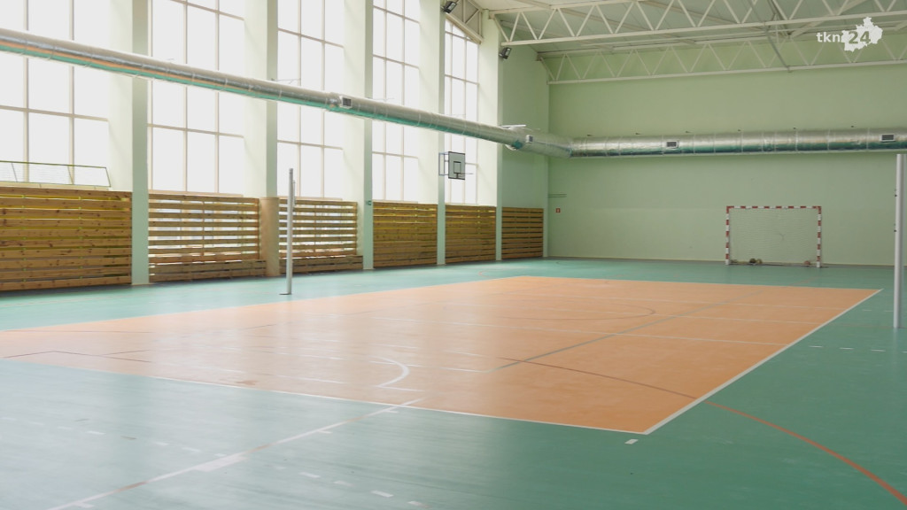 Trybuny, wentylacja i nowa wykładzina w hali sportowej w Rudzie Malenieckiej [wideo, zdjęcia]