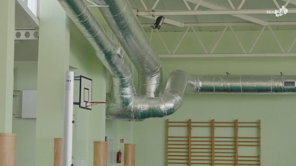 Trybuny, wentylacja i nowa wykładzina w hali sportowej w Rudzie Malenieckiej [wideo, zdjęcia]