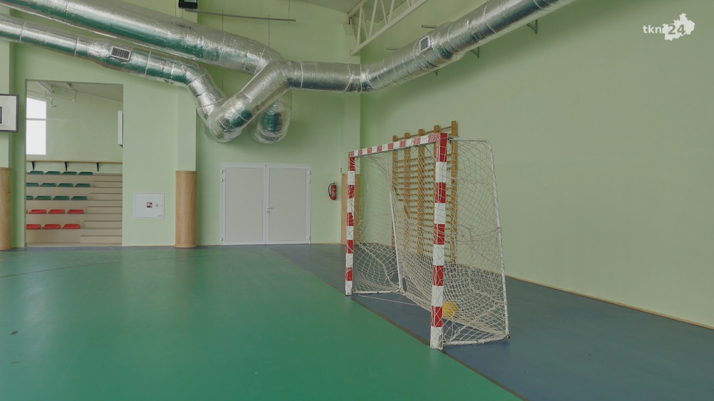 Trybuny, wentylacja i nowa wykładzina w hali sportowej w Rudzie Malenieckiej [wideo, zdjęcia]