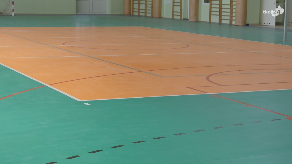 Trybuny, wentylacja i nowa wykładzina w hali sportowej w Rudzie Malenieckiej [wideo, zdjęcia]