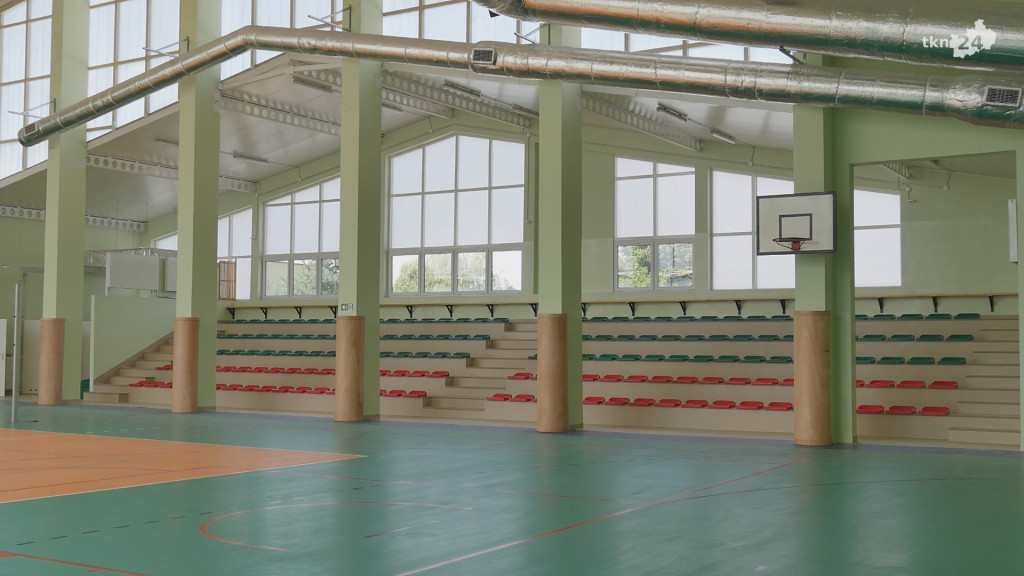 Trybuny, wentylacja i nowa wykładzina w hali sportowej w Rudzie Malenieckiej [wideo, zdjęcia]