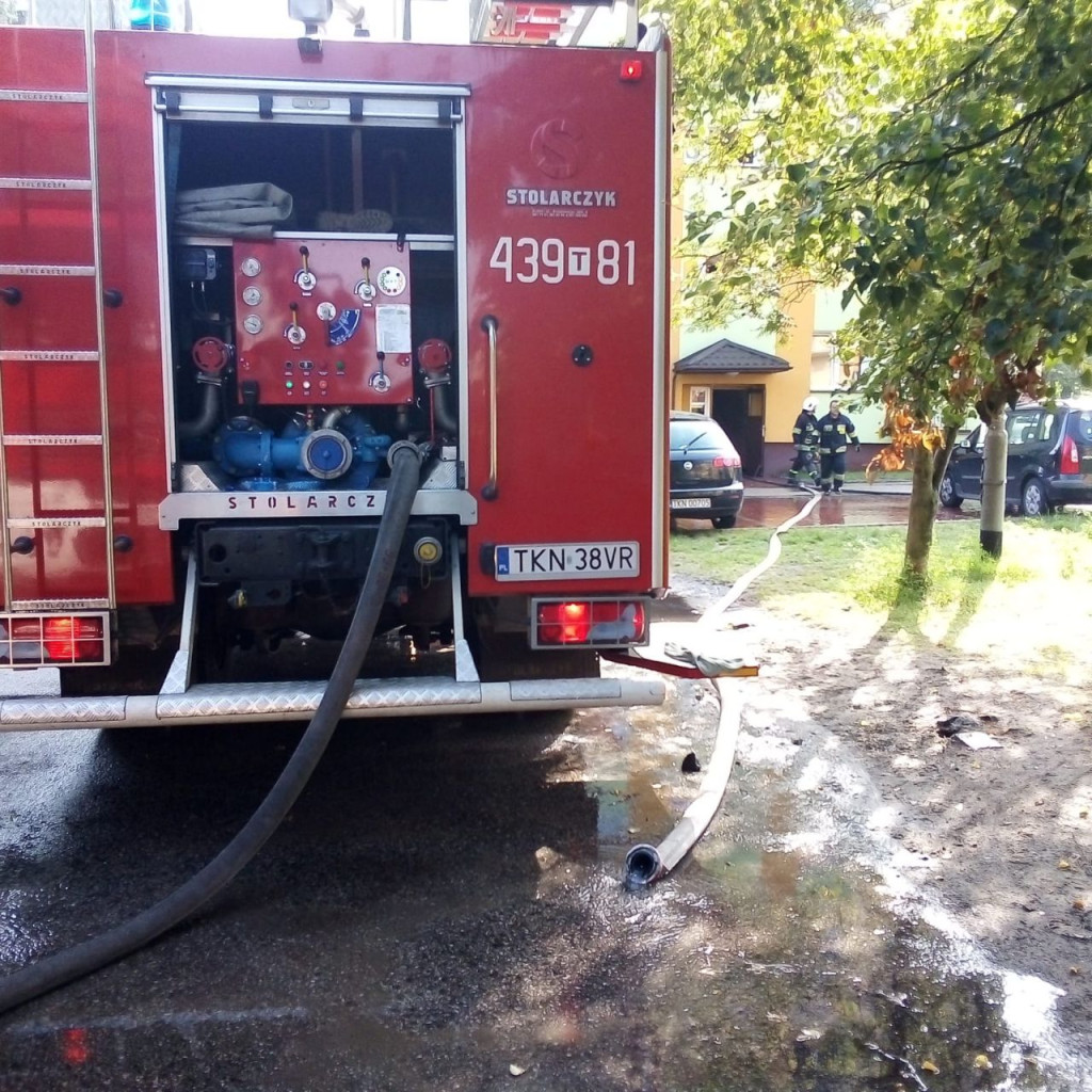 Pożar w bloku w Stąporkowie. Zapaliła się butla z gazem [wideo, zdjęcia]