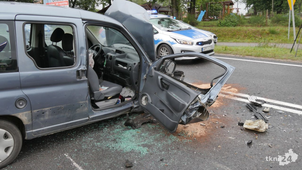 Wypadek w Pile na DK 42. Jedna osoba ranna [wideo, zdjęcia]