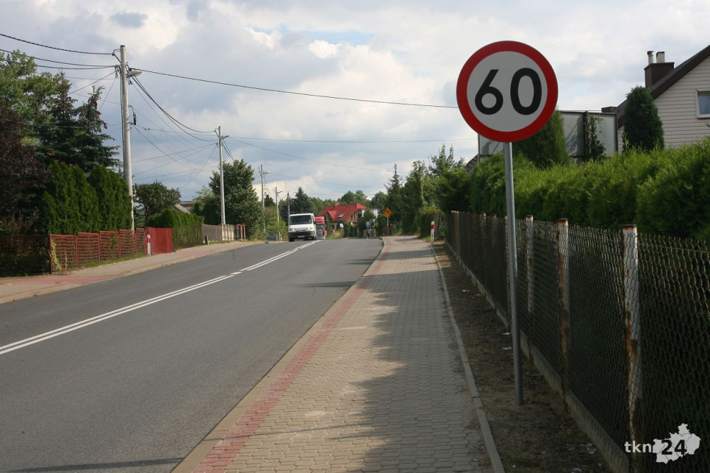 Rowerzyści mogą jeździć chodnikiem na odcinku DK 42 Końskie - Piła [zdjęcia]