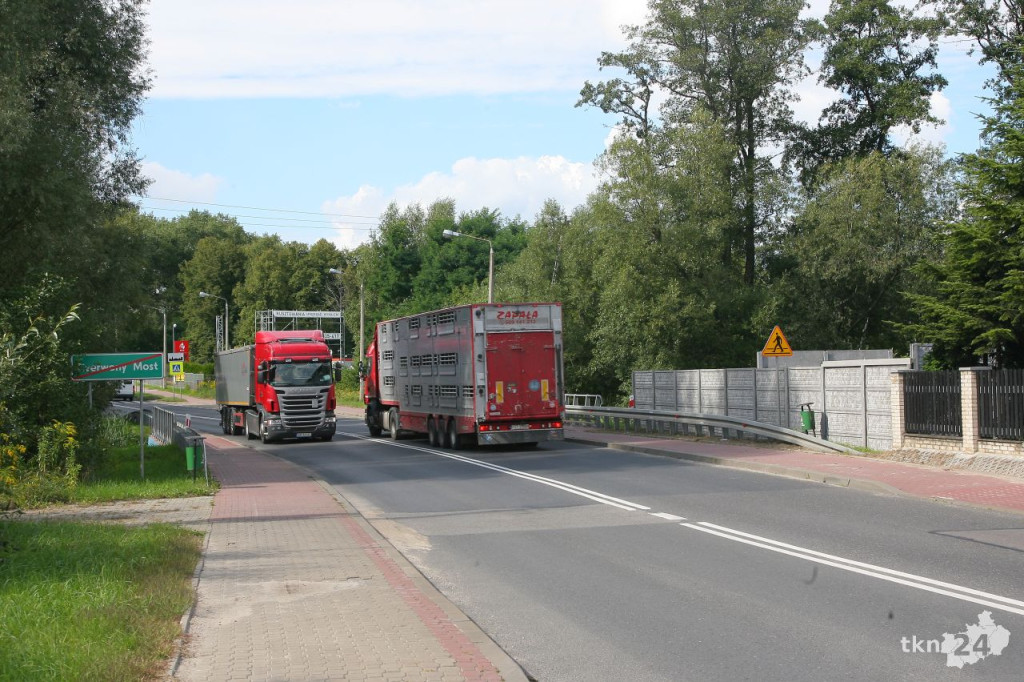 Rowerzyści mogą jeździć chodnikiem na odcinku DK 42 Końskie - Piła [zdjęcia]