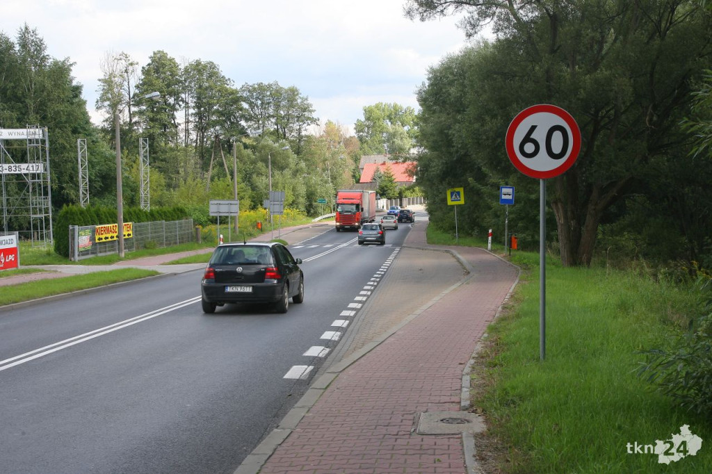 Rowerzyści mogą jeździć chodnikiem na odcinku DK 42 Końskie - Piła [zdjęcia]