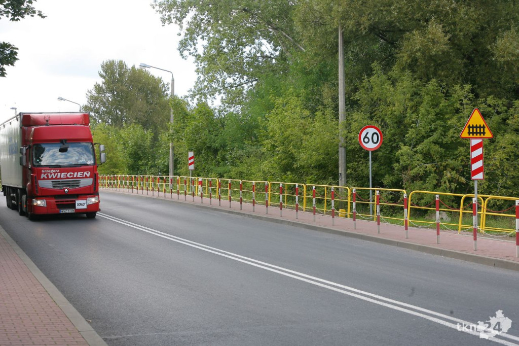 Rowerzyści mogą jeździć chodnikiem na odcinku DK 42 Końskie - Piła [zdjęcia]