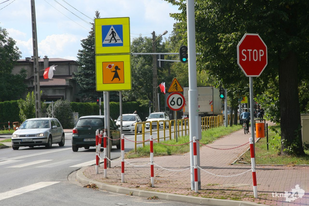 Rowerzyści mogą jeździć chodnikiem na odcinku DK 42 Końskie - Piła [zdjęcia]