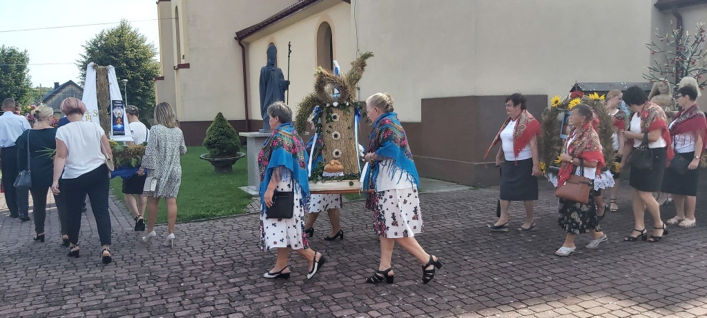 Bedlno pamięta o ludowej tradycji dożynek [zdjęcia, wideo]