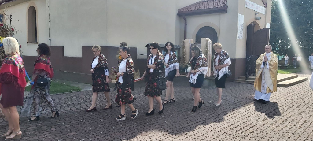 Bedlno pamięta o ludowej tradycji dożynek [zdjęcia, wideo]