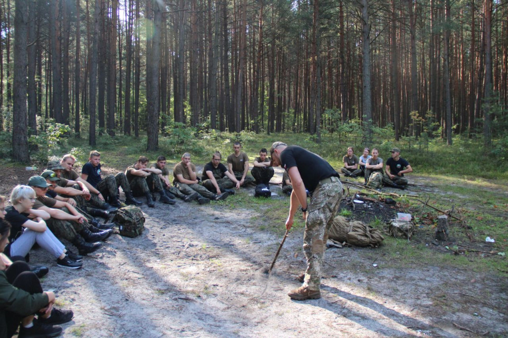 Klasy mundurowe ZDZ w Końskich uczyły się survivalu [wideo, zdjęcia]