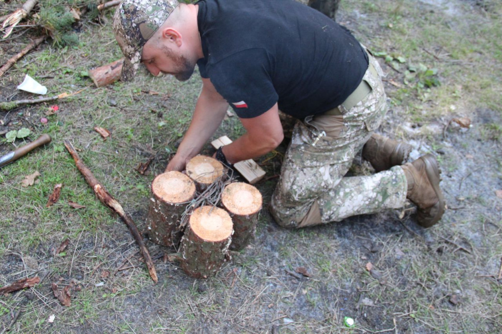 Klasy mundurowe ZDZ w Końskich uczyły się survivalu [wideo, zdjęcia]