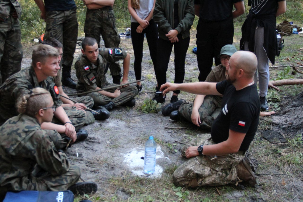 Klasy mundurowe ZDZ w Końskich uczyły się survivalu [wideo, zdjęcia]