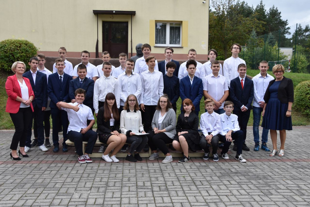Pierwszaki w ZSP w Stąporkowie złożyły ślubowanie [zdjęcia]