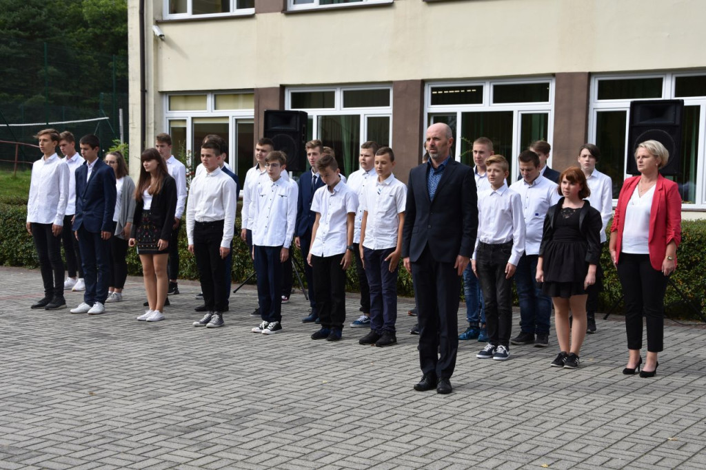 Pierwszaki w ZSP w Stąporkowie złożyły ślubowanie [zdjęcia]