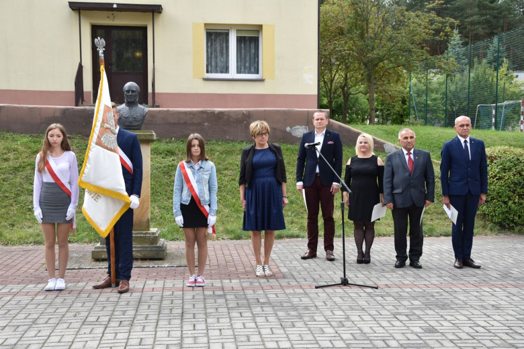 Pierwszaki w ZSP w Stąporkowie złożyły ślubowanie [zdjęcia]