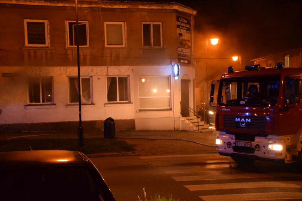 Pożar budynku mieszkalnego w Końskich. Jedna osoba ranna [zdjęcia]