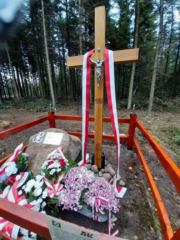 Osadzili krzyż w Uroczysku Cecylia by uczcić walczących o Polskę [zdjęcia]