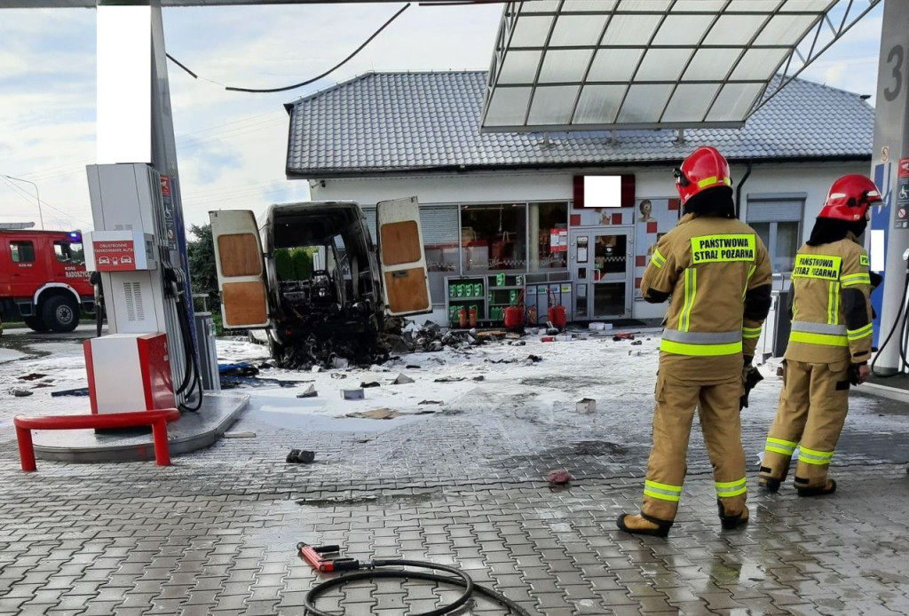 Radoszyce: Bus po zatankowaniu stanął w płomieniach [zdjęcia]