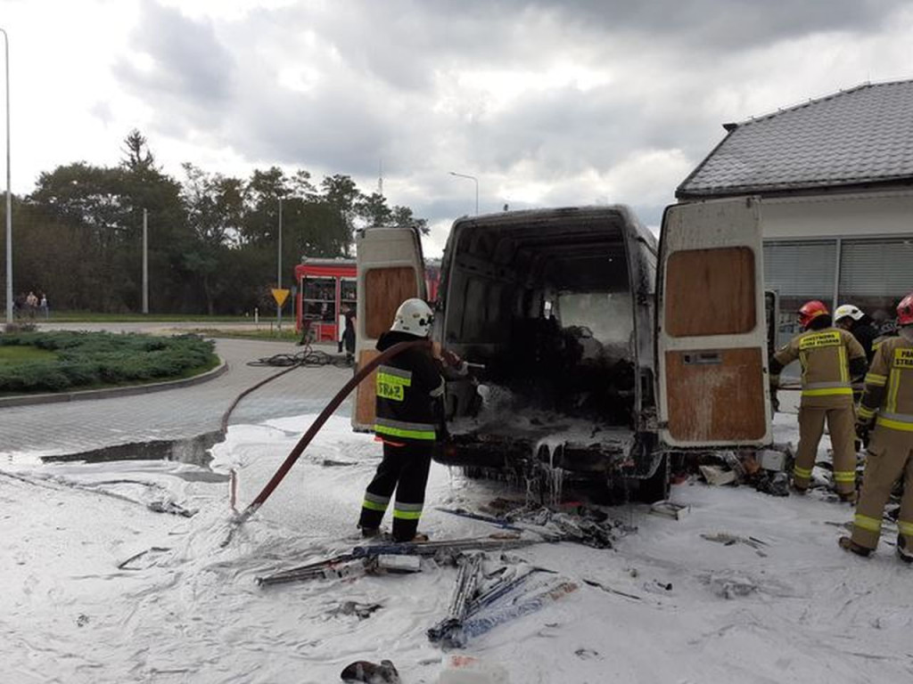 Radoszyce: Bus po zatankowaniu stanął w płomieniach [zdjęcia]