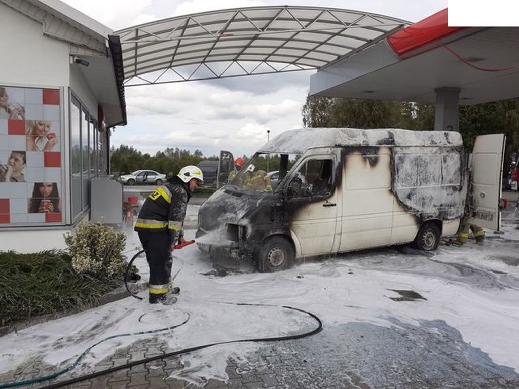 Radoszyce: Bus po zatankowaniu stanął w płomieniach [zdjęcia]