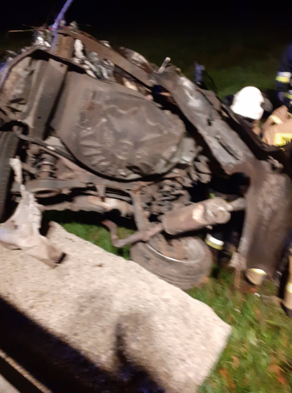 Potworny wypadek w gminie Fałków. Kierowca w stanie ciężkim [zdjęcia]