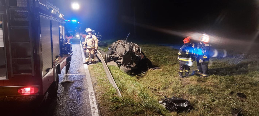 Potworny wypadek w gminie Fałków. Kierowca w stanie ciężkim [zdjęcia]