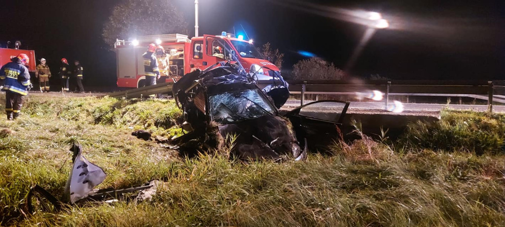 Potworny wypadek w gminie Fałków. Kierowca w stanie ciężkim [zdjęcia]
