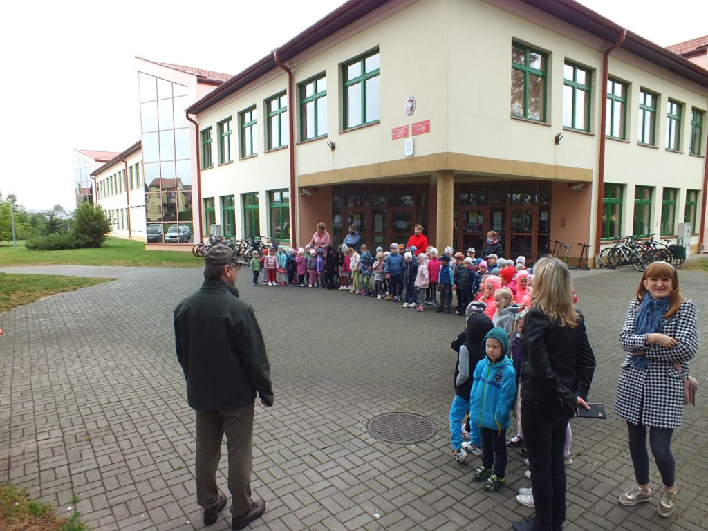 Policjanci i leśnik odwiedzili ZPO w Stadnickiej Woli [zdjęcia]