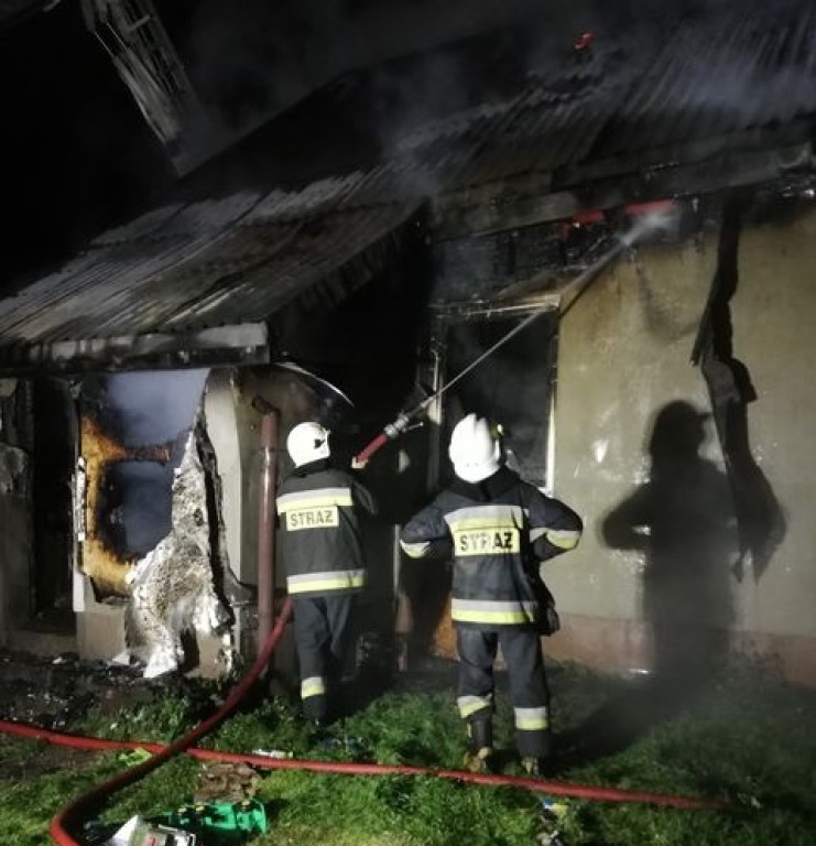 Pożar domu w Radoszycach. Sześć osób straciło dach nad głową! [zdjęcia]