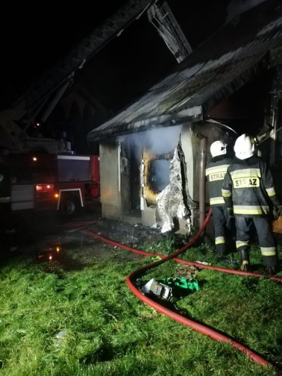 Pożar domu w Radoszycach. Sześć osób straciło dach nad głową! [zdjęcia]