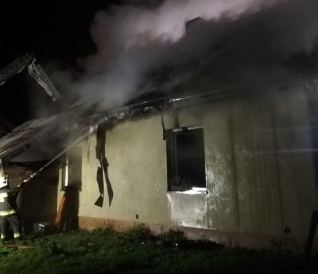 Pożar domu w Radoszycach. Sześć osób straciło dach nad głową! [zdjęcia]
